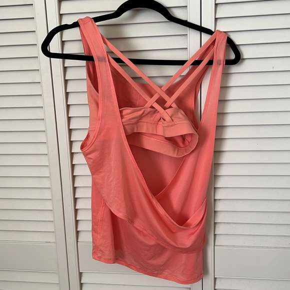 Lululemon workout top with built in bra - Picture 2 of 4